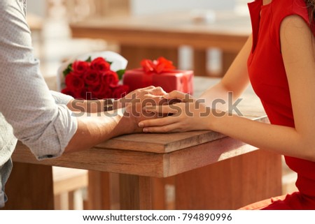 Holding hands while dating