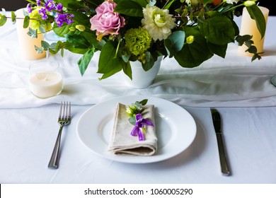 Romantic dinner setup with fresh flowers in a restaurant