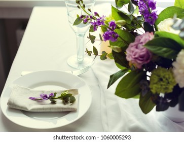 Romantic dinner setup with fresh flowers in a restaurant