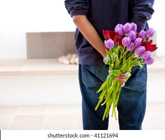 Romantic man giving flowers to his girlfriend – Ảnh có sẵn