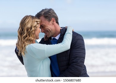 Romantisches, reifes Paar am Strand