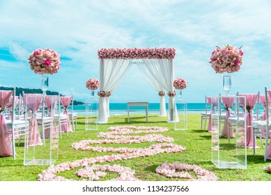 Romantische Hochzeitsfeier auf dem Rasen, Blick aufs Meer.