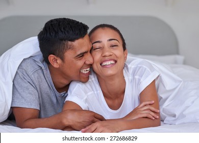 romantisches junges liebevolles Ehepaar zu Hause im Bett