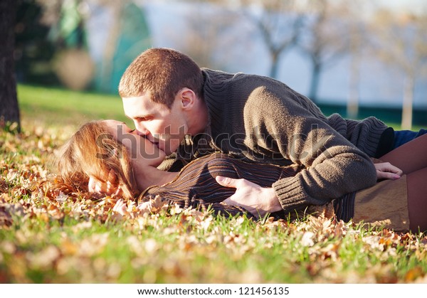 Romantic Young Couple Kissing Lying Down Foto De Stock 121456135