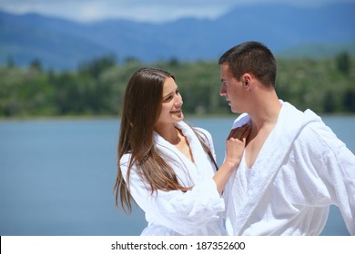 Romantisches junges Ehepaar verbringt Zeit zusammen und entspannt auf Yacht