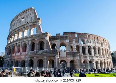 Rome, Italy - 12.17.2021: Frontal View Of The Roman Empire's Colosseum In Day Light, With Crowd