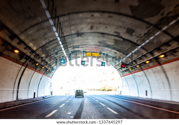 ローマ イタリア デイ 高速道路の道路沿いにトンネル付き 現代の自動車道路レーン の写真素材 今すぐ編集