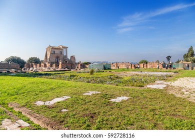 ROME, ITALY - NOV 11, 2015: The Ruins Of The Imperial Residence - The Flavian Palace (Domus Flavia, I C. AD) And House Farnese (Casino Del Belvedere, XVI Cent.)
