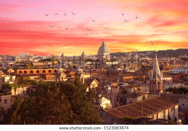 日没にイタリアのローマ 素晴らしいパステル色の町並みと 教会のバジリカスのドームを持つ街の美しい景色 の写真素材 今すぐ編集