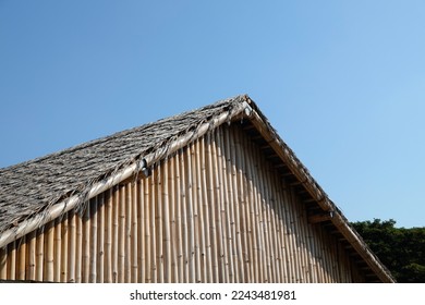 The roof of the house is made of dry grass, the structure of the house, the walls and walls are made of bamboo. The whole house is made of natural materials. There is a sky behind