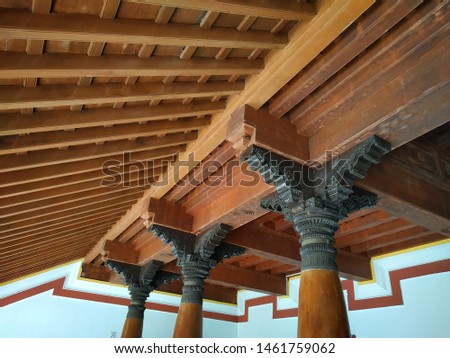 Roof and pillar art work done in wood in Old South Indian palace
