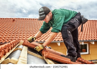 Roofer bei der Arbeit, Installation von Dachziegeln, Deutschland