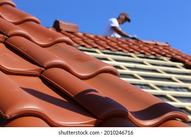 Dachdeckerarbeiten, neue Dachdeckungen mit Fliesendach