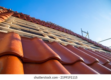 Roofing work, new covering of a tiled roof