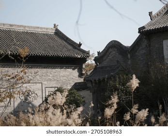 The roofs and eaves, along with the bracket sets, are full of ancient Chinese classical architectural design. The stone and wood carvings are adorned with Lifelike three-dimensional sculpture.