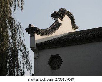 The roofs and eaves, along with the bracket sets, are full of ancient Chinese classical architectural design. The stone and wood carvings are adorned with Lifelike three-dimensional sculpture.