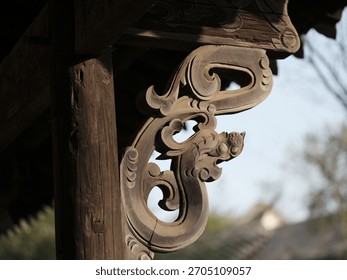 The roofs and eaves, along with the bracket sets, are full of ancient Chinese classical architectural design. The stone and wood carvings are adorned with Lifelike three-dimensional sculpture.