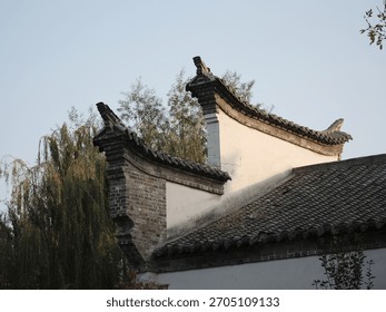 The roofs and eaves, along with the bracket sets, are full of ancient Chinese classical architectural design. The stone and wood carvings are adorned with Lifelike three-dimensional sculpture.