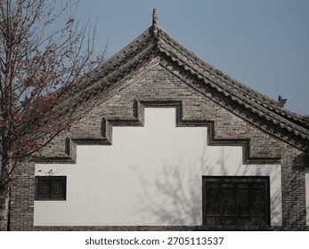 The roofs and eaves, along with the bracket sets, are full of ancient Chinese classical architectural design. The stone and wood carvings are adorned with Lifelike three-dimensional sculpture.