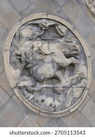 The roofs and eaves, along with the bracket sets, are full of ancient Chinese classical architectural design. The stone and wood carvings are adorned with Lifelike three-dimensional sculpture.