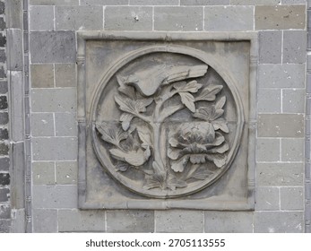 The roofs and eaves, along with the bracket sets, are full of ancient Chinese classical architectural design. The stone and wood carvings are adorned with Lifelike three-dimensional sculpture.