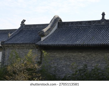 The roofs and eaves, along with the bracket sets, are full of ancient Chinese classical architectural design. The stone and wood carvings are adorned with Lifelike three-dimensional sculpture.