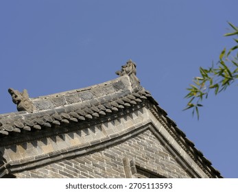 The roofs and eaves, along with the bracket sets, are full of ancient Chinese classical architectural design. The stone and wood carvings are adorned with Lifelike three-dimensional sculpture.