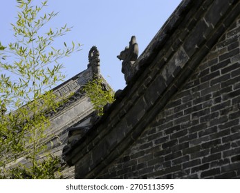 The roofs and eaves, along with the bracket sets, are full of ancient Chinese classical architectural design. The stone and wood carvings are adorned with Lifelike three-dimensional sculpture.