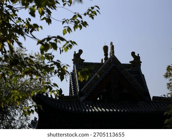 The roofs and eaves, along with the bracket sets, are full of ancient Chinese classical architectural design. The stone and wood carvings are adorned with Lifelike three-dimensional sculpture.