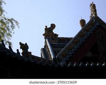 The roofs and eaves, along with the bracket sets, are full of ancient Chinese classical architectural design. The stone and wood carvings are adorned with Lifelike three-dimensional sculpture.