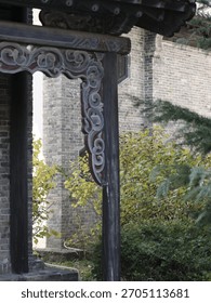 The roofs and eaves, along with the bracket sets, are full of ancient Chinese classical architectural design. The stone and wood carvings are adorned with Lifelike three-dimensional sculpture.