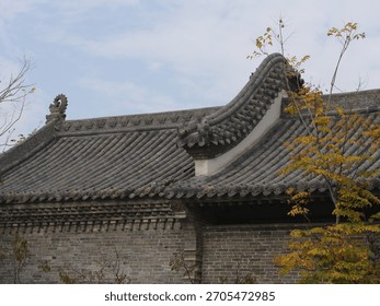 The roofs and eaves, along with the bracket sets, are full of ancient Chinese classical architectural design. The stone and wood carvings are adorned with Lifelike three-dimensional sculpture.