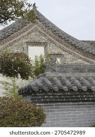 The roofs and eaves, along with the bracket sets, are full of ancient Chinese classical architectural design. The stone and wood carvings are adorned with Lifelike three-dimensional sculpture.