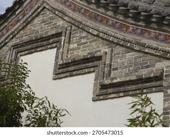 The roofs and eaves, along with the bracket sets, are full of ancient Chinese classical architectural design. The stone and wood carvings are adorned with Lifelike three-dimensional sculpture.