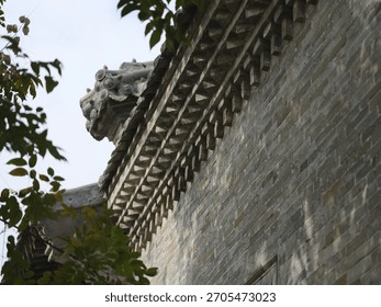 The roofs and eaves, along with the bracket sets, are full of ancient Chinese classical architectural design. The stone and wood carvings are adorned with Lifelike three-dimensional sculpture.