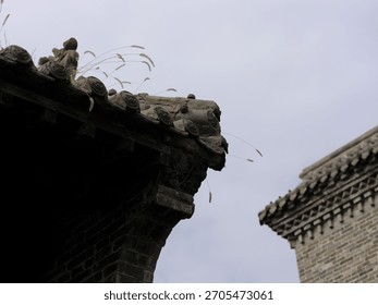 The roofs and eaves, along with the bracket sets, are full of ancient Chinese classical architectural design. The stone and wood carvings are adorned with Lifelike three-dimensional sculpture.
