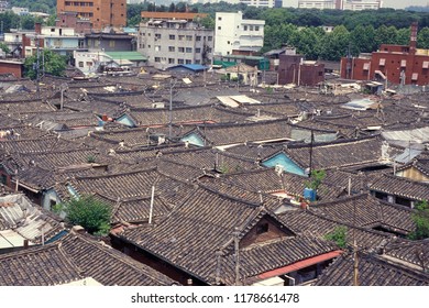 The Roofs In The Kwanghwamun Area In The Old Town Of Seoul In South Korea In EastAasia.  Southkorea, Seoul, May, 2006