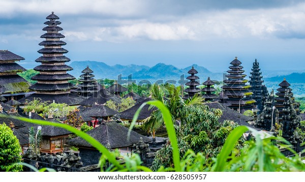 Toits du temple de Pura Besakih  photo de stock 