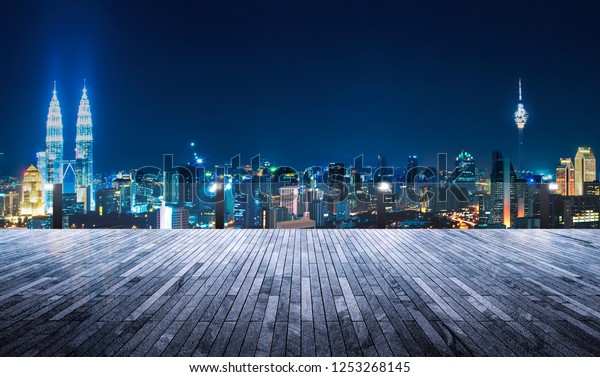 夜景の都市風景の背景に屋上バルコニー の写真素材 今すぐ編集