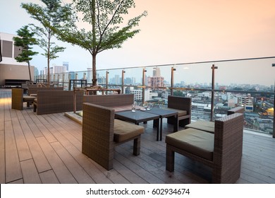 Bar und Restaurant auf dem Dach des Gebäudes Stadtlandschaft