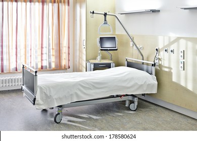Room with a bed in the hospital