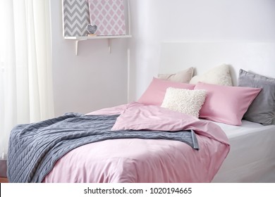 Zimmereinrichtung mit komfortablem Bett und weichen Kissen