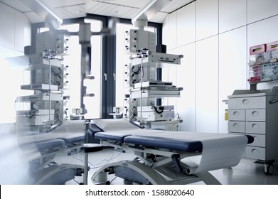Room with medical equipment and bed Stockfoto