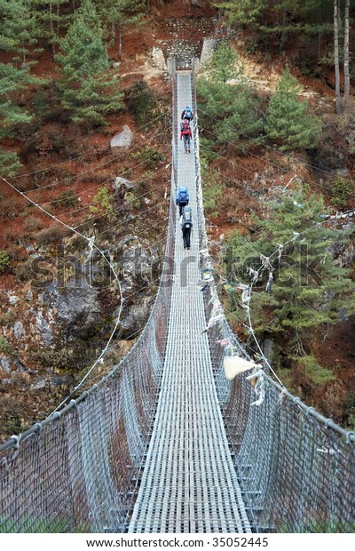 Rope bridge on\
Everest trek in Himalaya,\
Nepal
