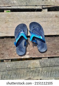 The ropes of the boy's sandals broke while playing, the blue flip-flops were made of rubber.