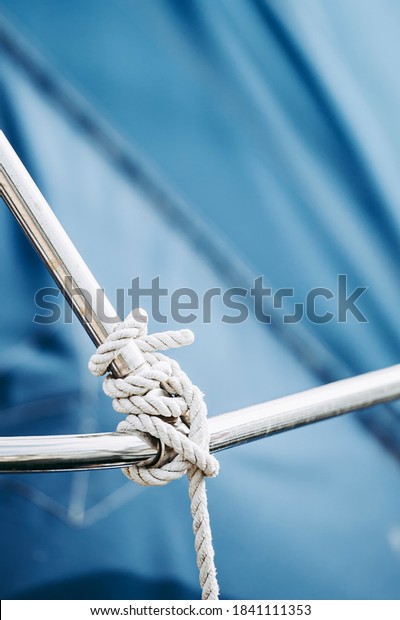 Ropes on a boat - Sailor\'s\
knot