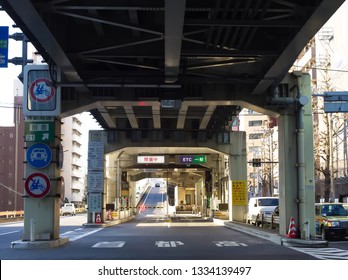 ROPPONGI, TOKYO / JAPAN – FEBRUARY 18, 2019: The Ramp At Iikura Interchange Of Shuto Expressway Inner Circular Route At Roppongi In Minato, Tokyo, Japan Early In The Morning.