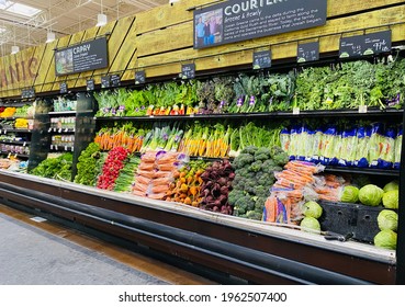 Ros, CA - April 25, 2021: Organic Produce Section At A Local Supermarket Store. 