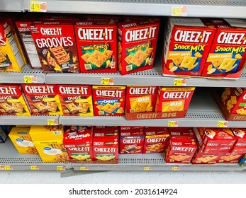 Ros, CA - August 26, 2021: Various Cheez It Baked Crackers On A Store Shelf Inside Snack Department. 