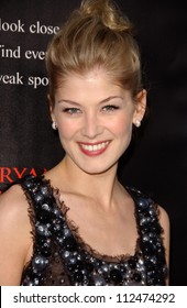 Rosamund Pike à la première de "Fracture" à Los Angeles. Mann Village Theatre, Westwood, CA. 04-11-07